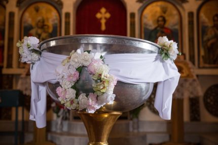 декорация за кръщене, бяло и розово, момиче, декорация за църква