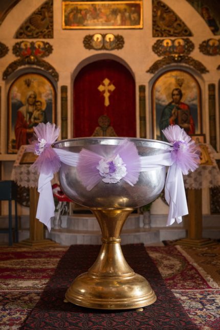 декорация за кръщене, бяло и лилаво, момиче, декорация за църква