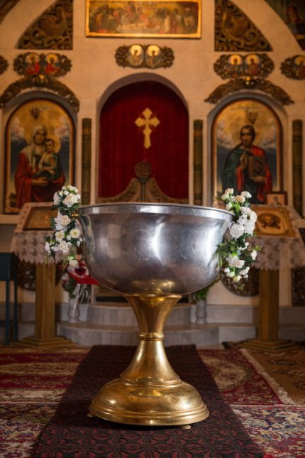 декирация за купел на кръщене, декорация в църква за кръщене, кръщене момиче, момче