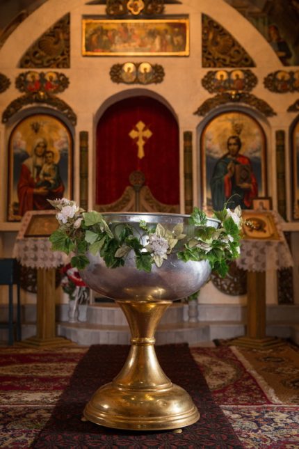 декирация за купел на кръщене, декорация в църква за кръщене