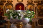 декирация за купел на кръщене, декорация в църква за кръщене