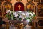 декирация за купел на кръщене, декорация в църква за кръщене, венец за купел