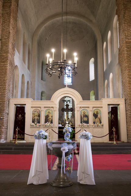 декорация за църква, декорация за кръщене, купел, синя хортензия