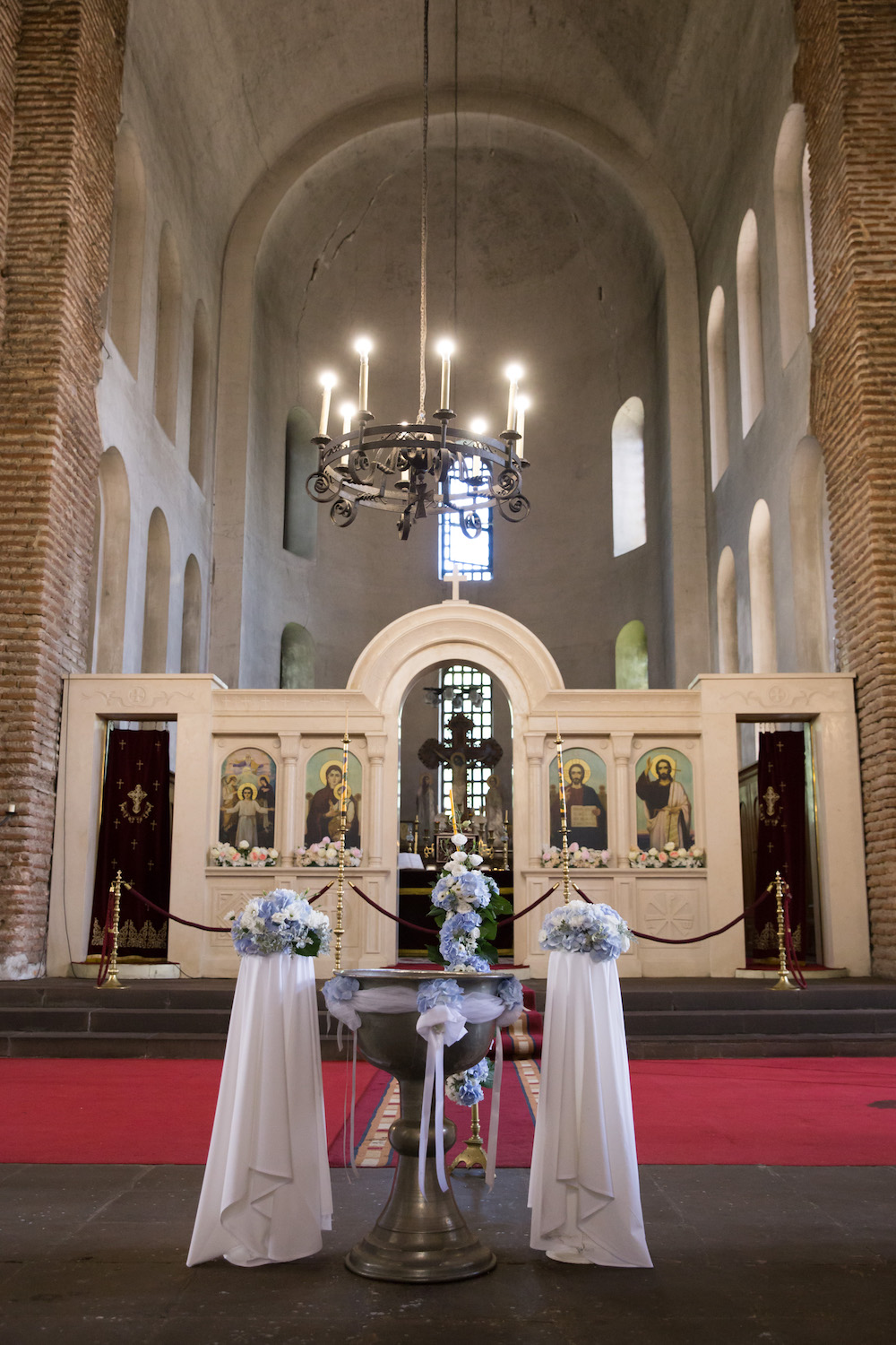 декорация за църква, декорация за кръщене, купел, синя хортензия