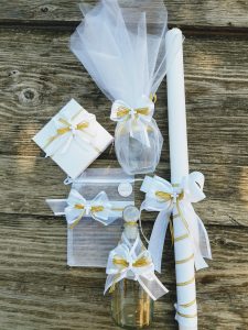 кръщелен комплект за църквата, в бяло и златно, кръщелна свещ