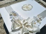 кутия за пари, кръщелни дрехи, декорация с цветя