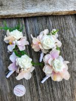 шаферски гривни с рози и хортензия, сватбени бутониери с рози и хортензия