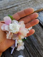 шаферски гривни с рози и хортензия, сватбени бутониери с рози и хортензия