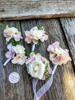 шаферски гривни с рози и хортензия, сватбени бутониери с рози и хортензия