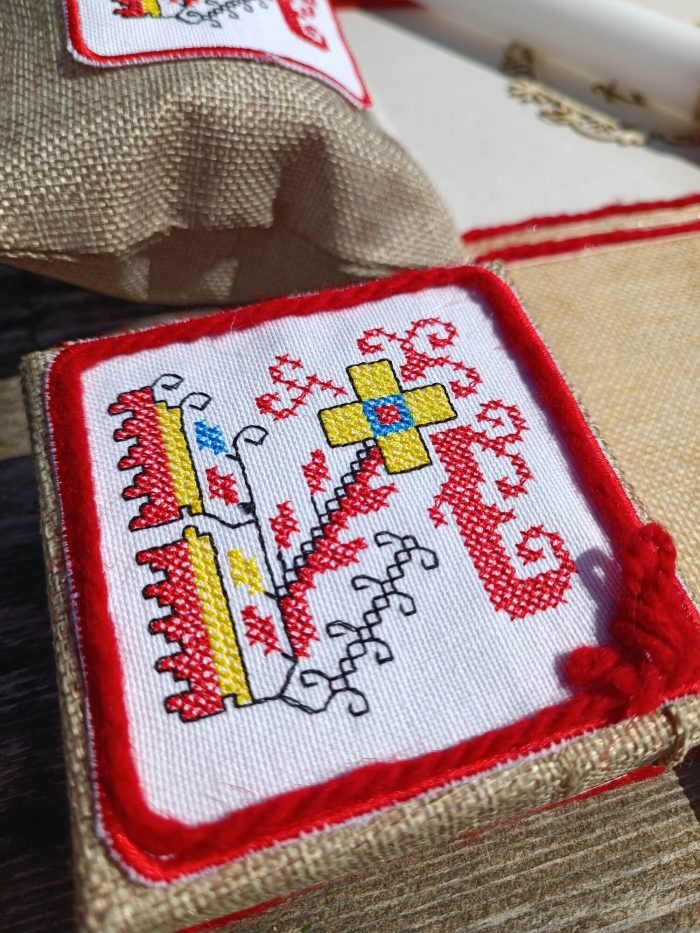 кръщелен комплект с шевици, народен стил, букви с шевици