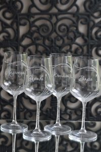 подаръци за юбилей, подаръци за годишнина, гравирани чаши, подаръци за кръстници, подаръци за кумове