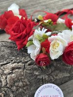 венец за носия, венец в бяло и червено, венец от цветя, сватбен венец