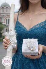 кръщелна свещ , декорация с бели цветя , перца и перли , кръщене момиче